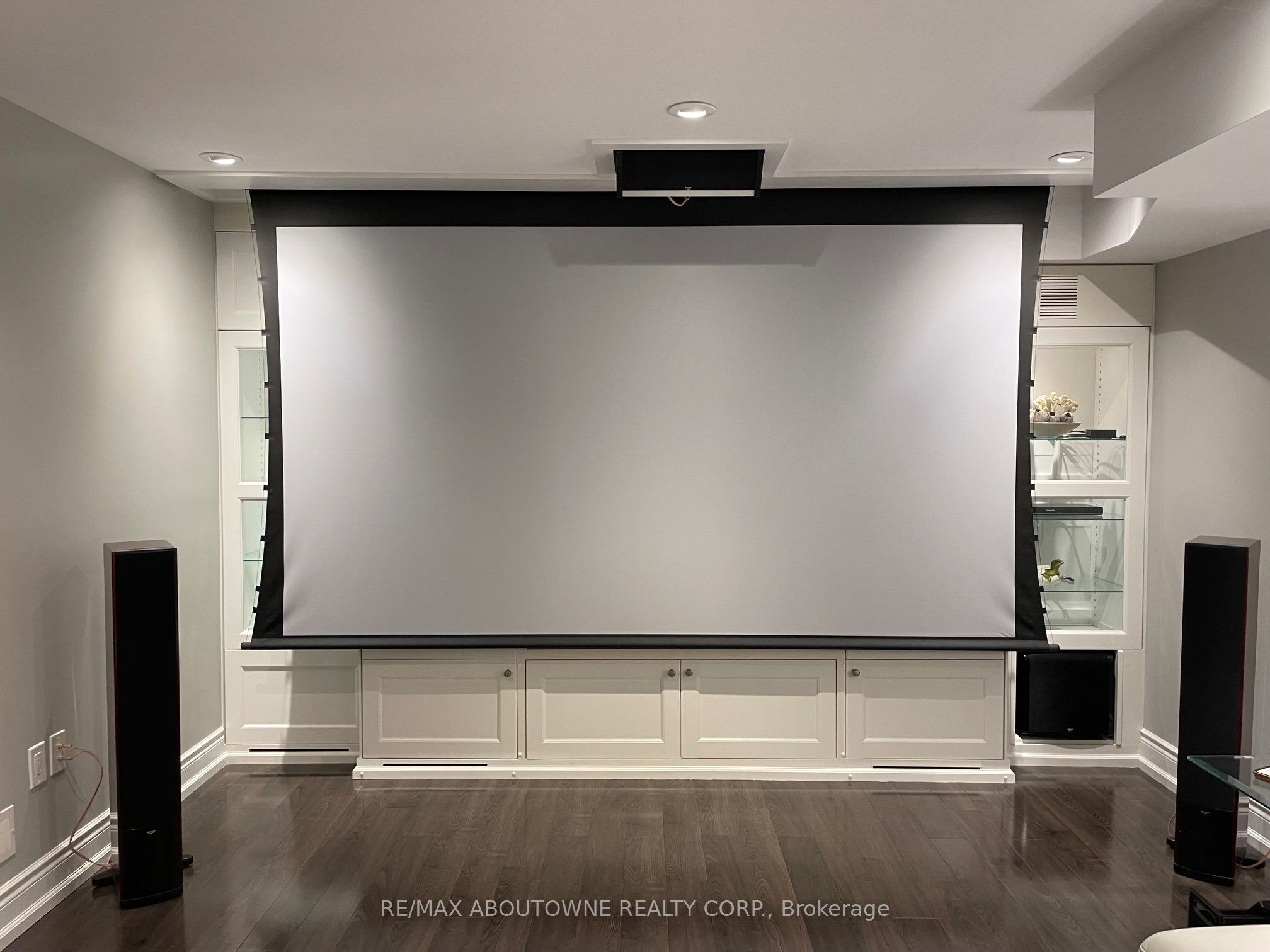 154 Howell Road, Oakville ‣ W13175470 154 Howell Road, Oakville ‣ W13175470