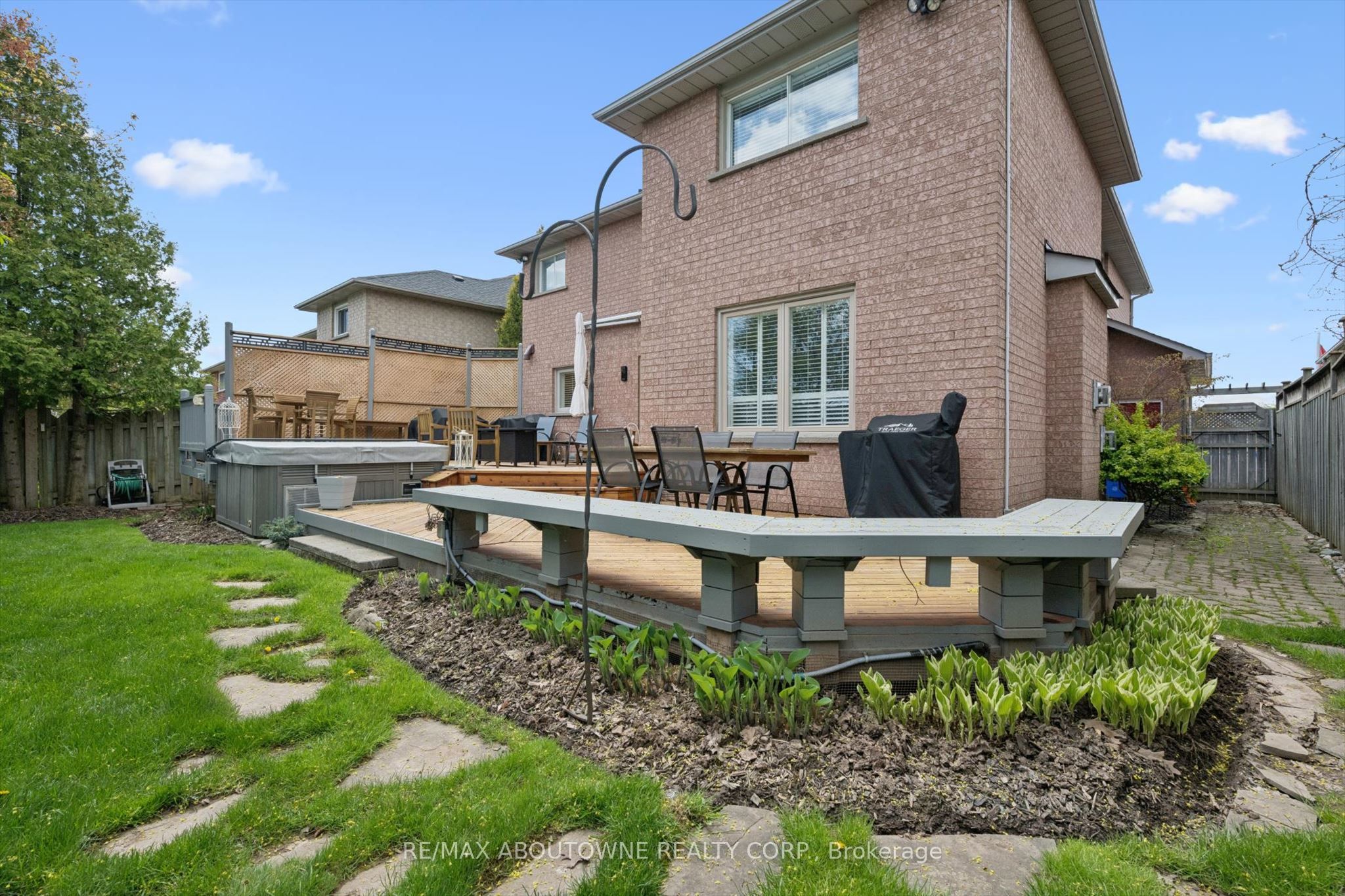 154 Howell Road, Oakville ‣ W13175470 154 Howell Road, Oakville ‣ W13175470