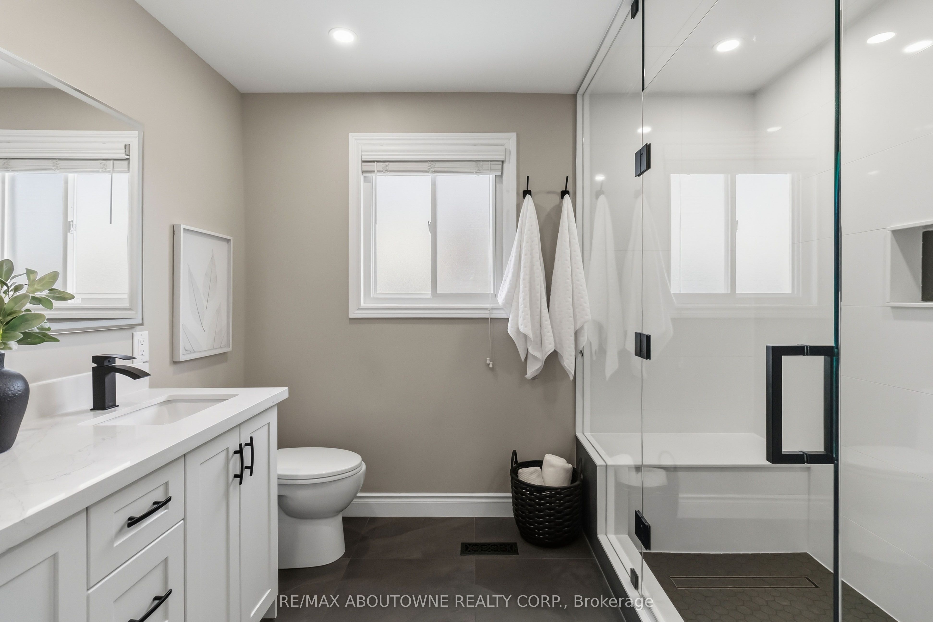 2485 Woburn Crescent, Oakville ‣ W13227178 2485 Woburn Crescent, Oakville ‣ W13227178