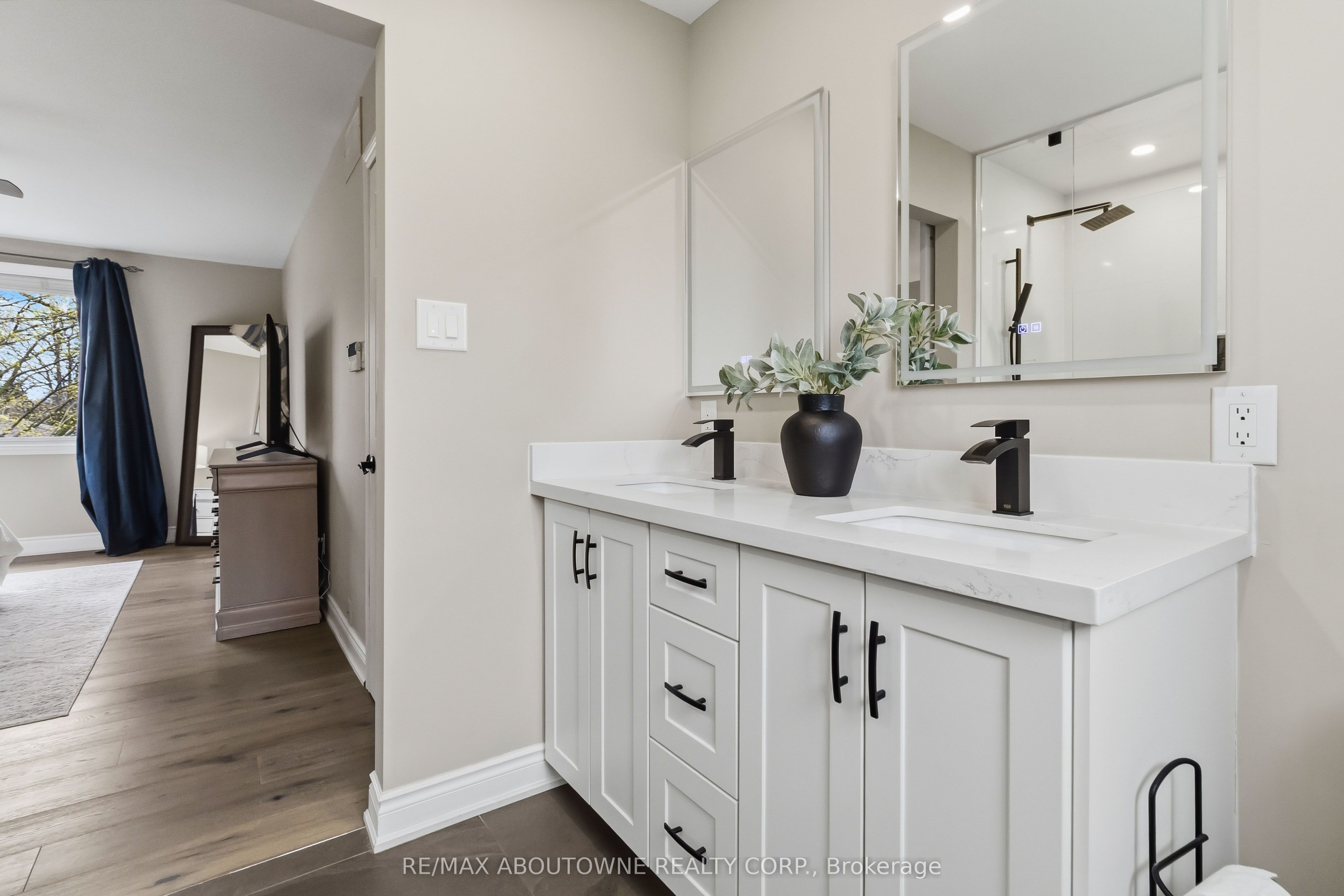 2485 Woburn Crescent, Oakville ‣ W13227178 2485 Woburn Crescent, Oakville ‣ W13227178