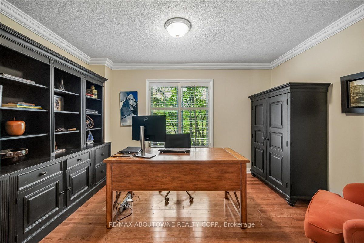 1053 Old Oak Drive, Oakville ‣ W13238450 1053 Old Oak Drive, Oakville ‣ W13238450