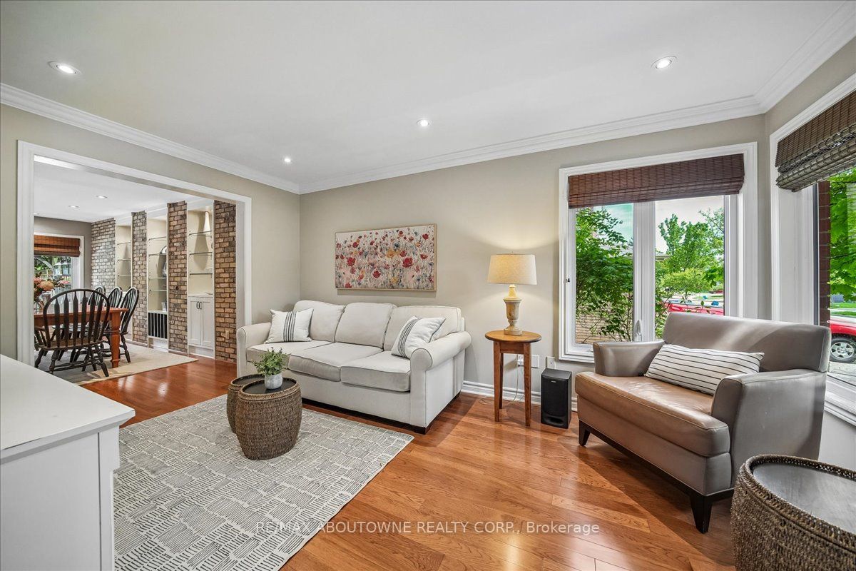 1053 Old Oak Drive, Oakville ‣ W13238450 1053 Old Oak Drive, Oakville ‣ W13238450