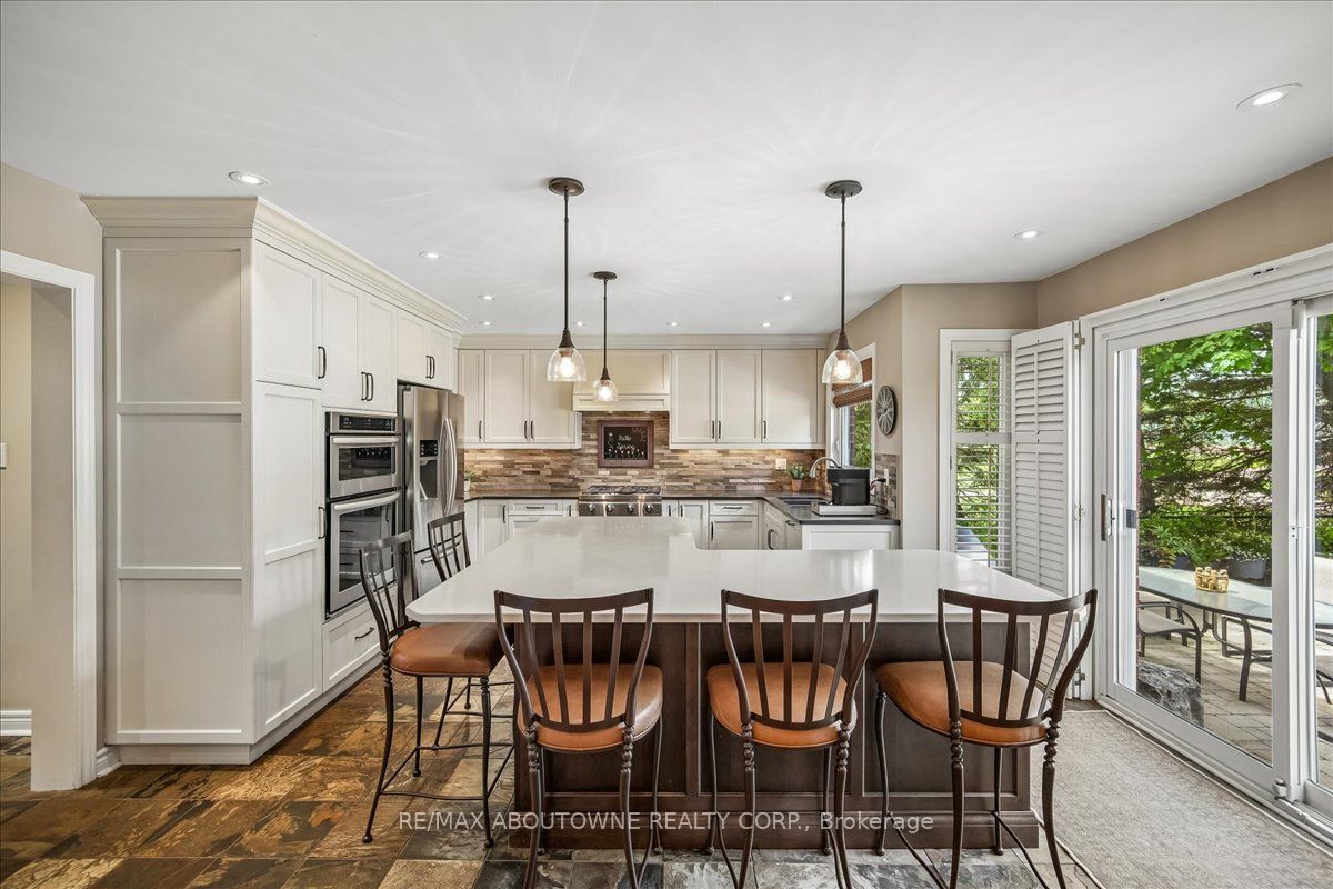 1053 Old Oak Drive, Oakville ‣ W13238450 1053 Old Oak Drive, Oakville ‣ W13238450
