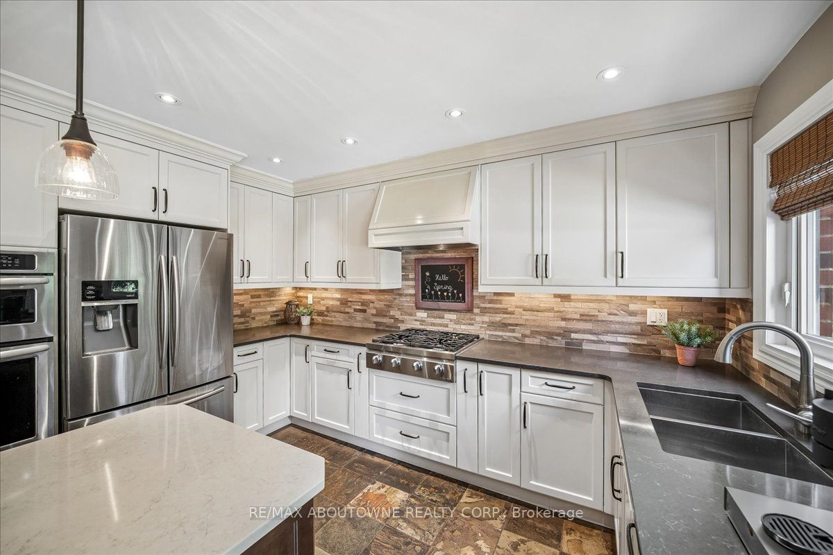 1053 Old Oak Drive, Oakville ‣ W13238450 1053 Old Oak Drive, Oakville ‣ W13238450
