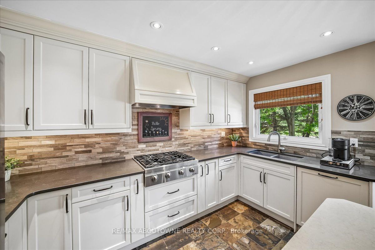 1053 Old Oak Drive, Oakville ‣ W13238450 1053 Old Oak Drive, Oakville ‣ W13238450