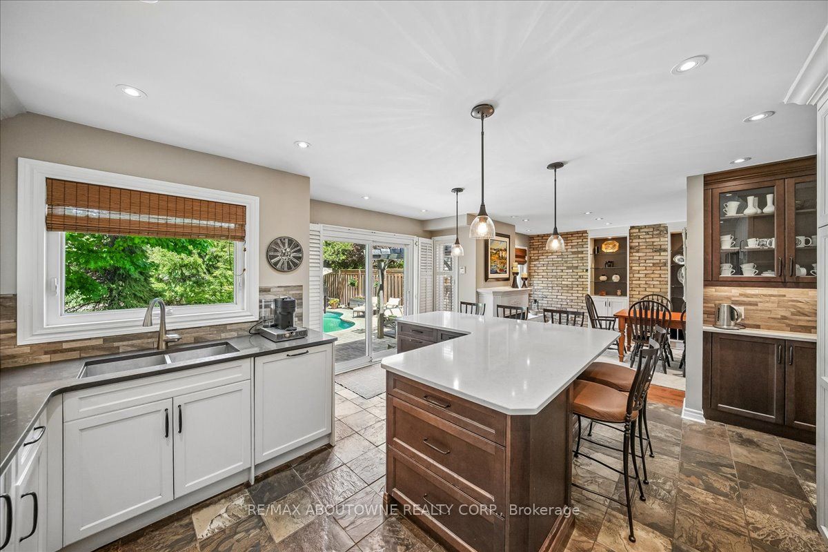 1053 Old Oak Drive, Oakville ‣ W13238450 1053 Old Oak Drive, Oakville ‣ W13238450
