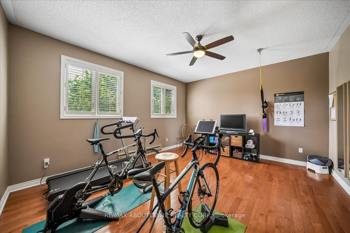 1053 Old Oak Drive, Oakville ‣ W13238450 1053 Old Oak Drive, Oakville ‣ W13238450
