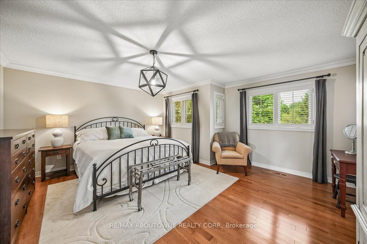 1053 Old Oak Drive, Oakville ‣ W13238450 1053 Old Oak Drive, Oakville ‣ W13238450