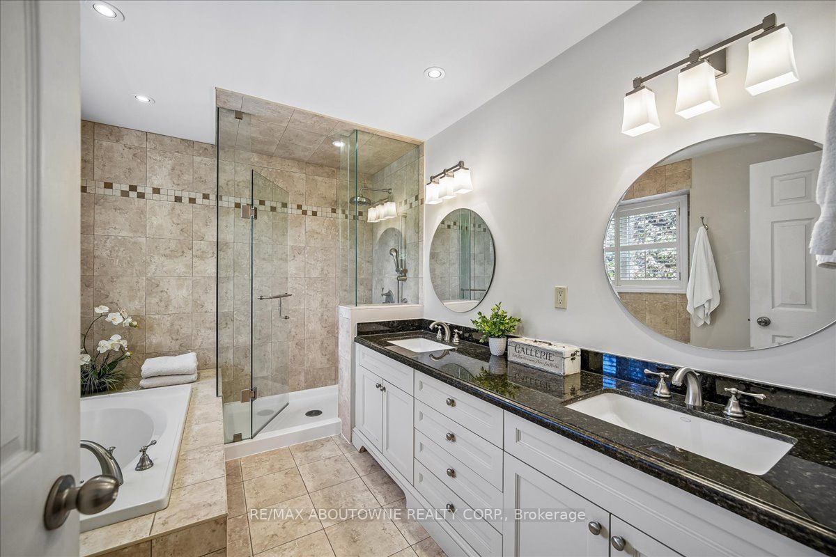 1053 Old Oak Drive, Oakville ‣ W13238450 1053 Old Oak Drive, Oakville ‣ W13238450