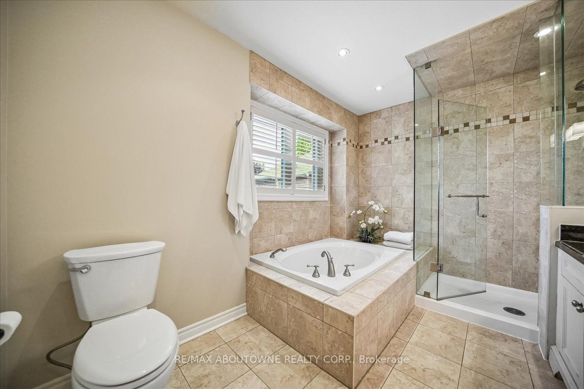 1053 Old Oak Drive, Oakville ‣ W13238450 1053 Old Oak Drive, Oakville ‣ W13238450
