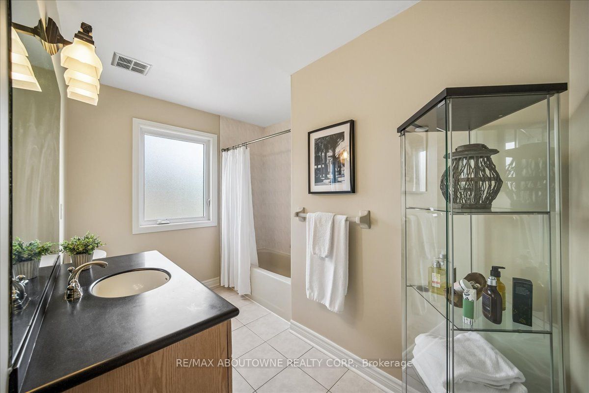 1053 Old Oak Drive, Oakville ‣ W13238450 1053 Old Oak Drive, Oakville ‣ W13238450