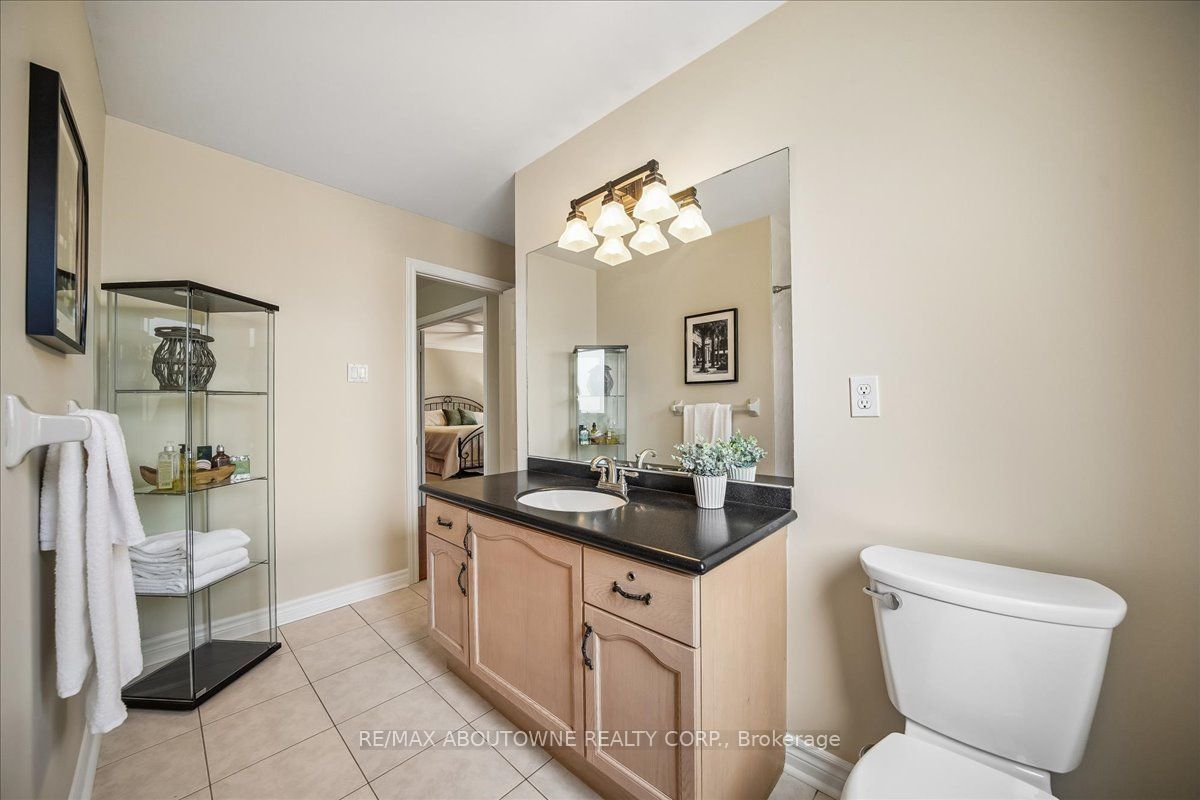 1053 Old Oak Drive, Oakville ‣ W13238450 1053 Old Oak Drive, Oakville ‣ W13238450