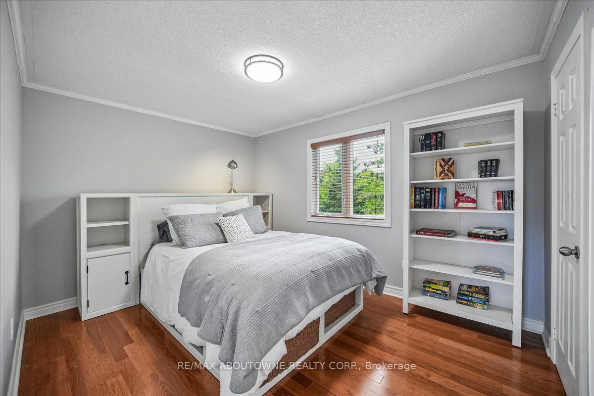 1053 Old Oak Drive, Oakville ‣ W13238450 1053 Old Oak Drive, Oakville ‣ W13238450