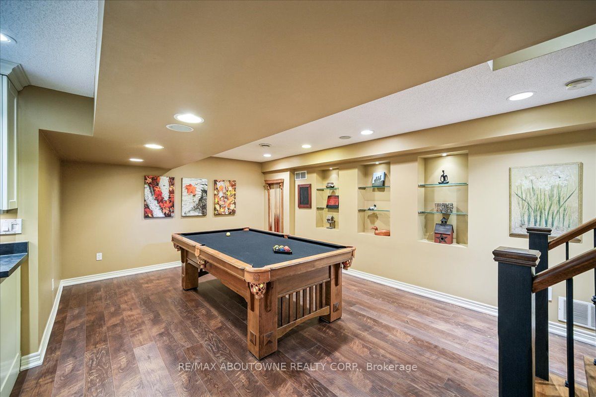 1053 Old Oak Drive, Oakville ‣ W13238450 1053 Old Oak Drive, Oakville ‣ W13238450