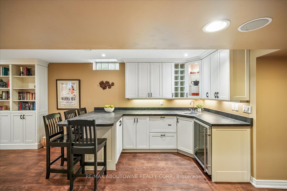 1053 Old Oak Drive, Oakville ‣ W13238450 1053 Old Oak Drive, Oakville ‣ W13238450