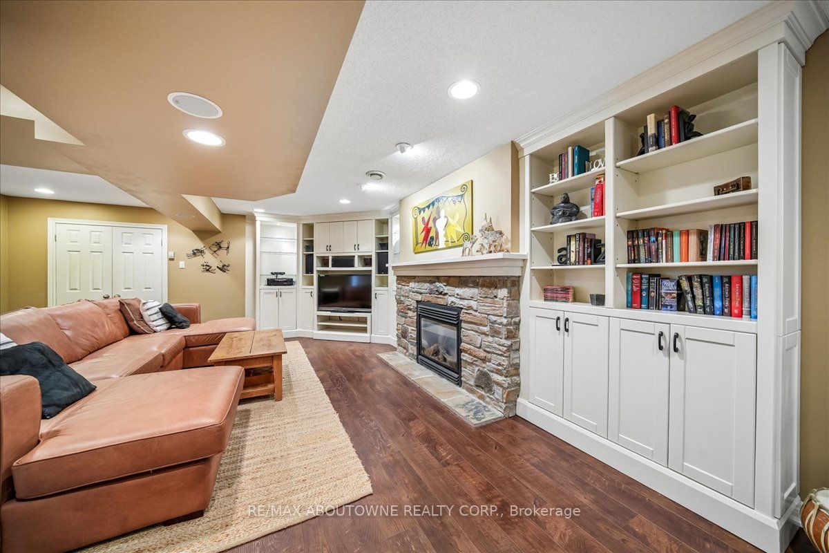 1053 Old Oak Drive, Oakville ‣ W13238450 1053 Old Oak Drive, Oakville ‣ W13238450