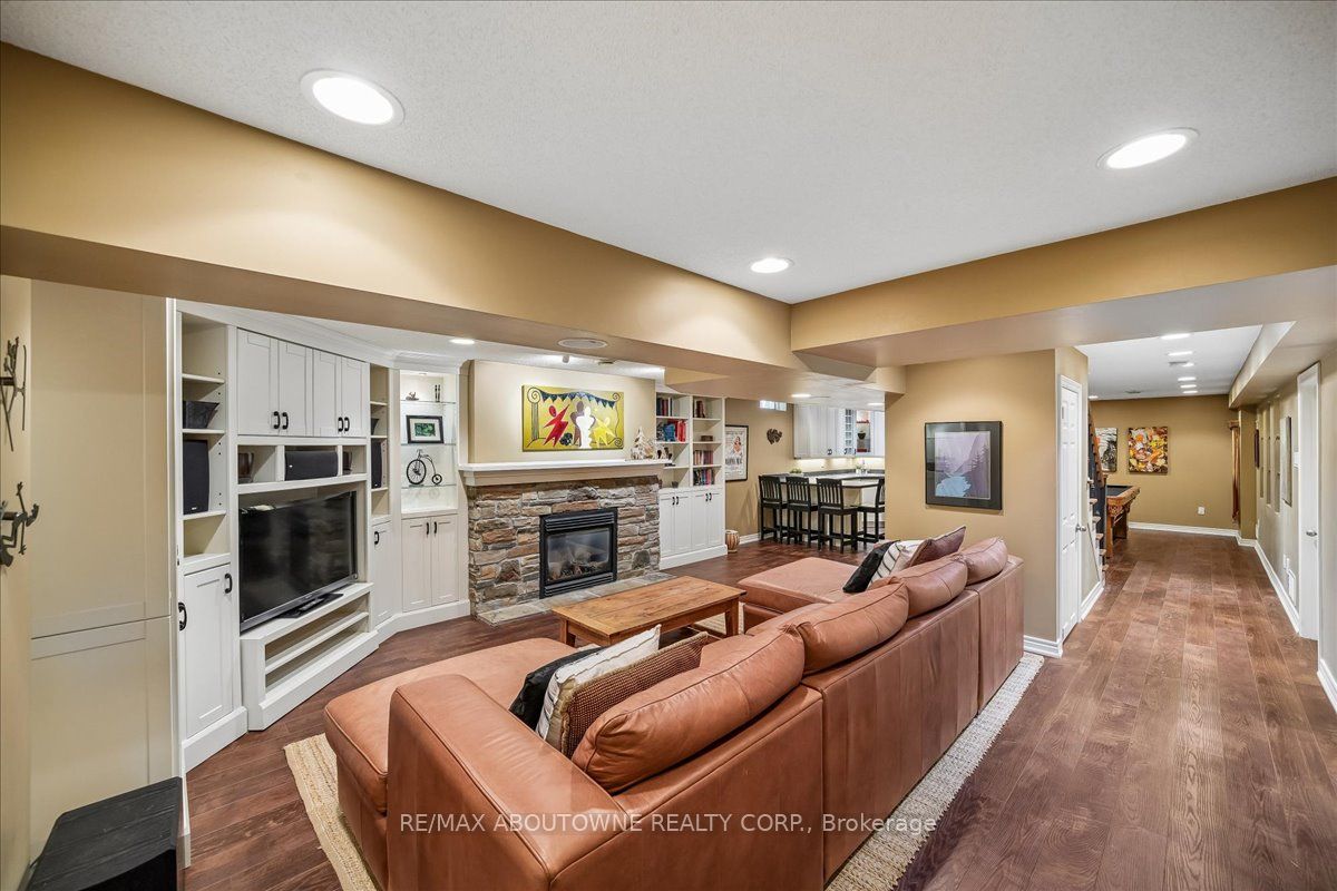 1053 Old Oak Drive, Oakville ‣ W13238450 1053 Old Oak Drive, Oakville ‣ W13238450