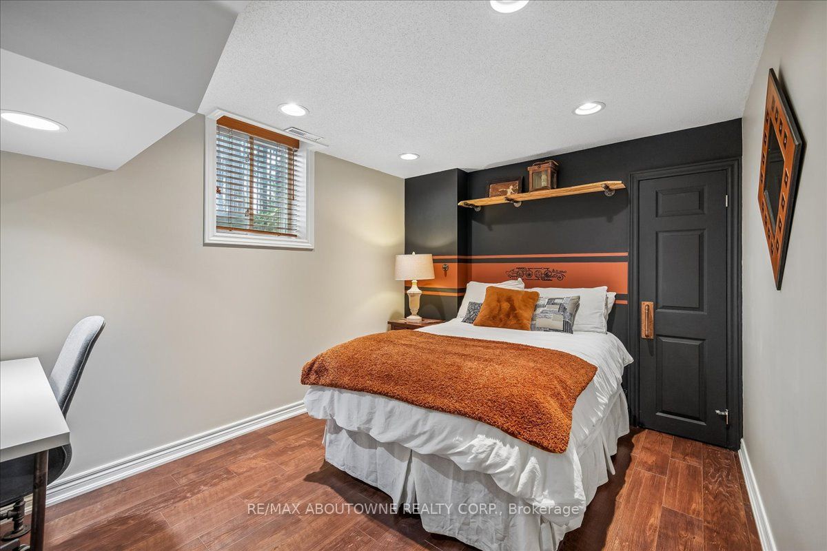 1053 Old Oak Drive, Oakville ‣ W13238450 1053 Old Oak Drive, Oakville ‣ W13238450