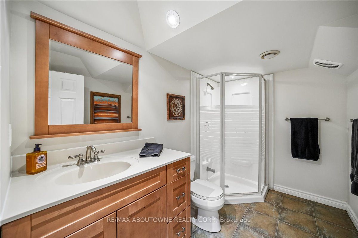 1053 Old Oak Drive, Oakville ‣ W13238450 1053 Old Oak Drive, Oakville ‣ W13238450
