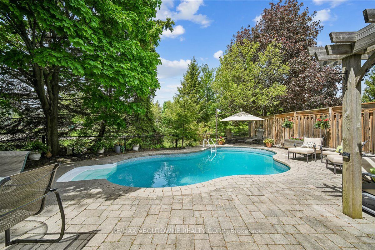 1053 Old Oak Drive, Oakville ‣ W13238450 1053 Old Oak Drive, Oakville ‣ W13238450