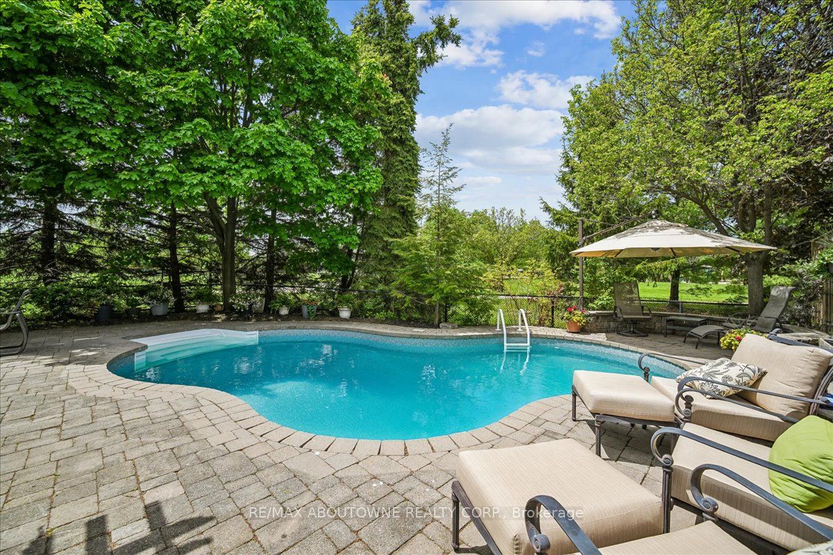 1053 Old Oak Drive, Oakville ‣ W13238450 1053 Old Oak Drive, Oakville ‣ W13238450