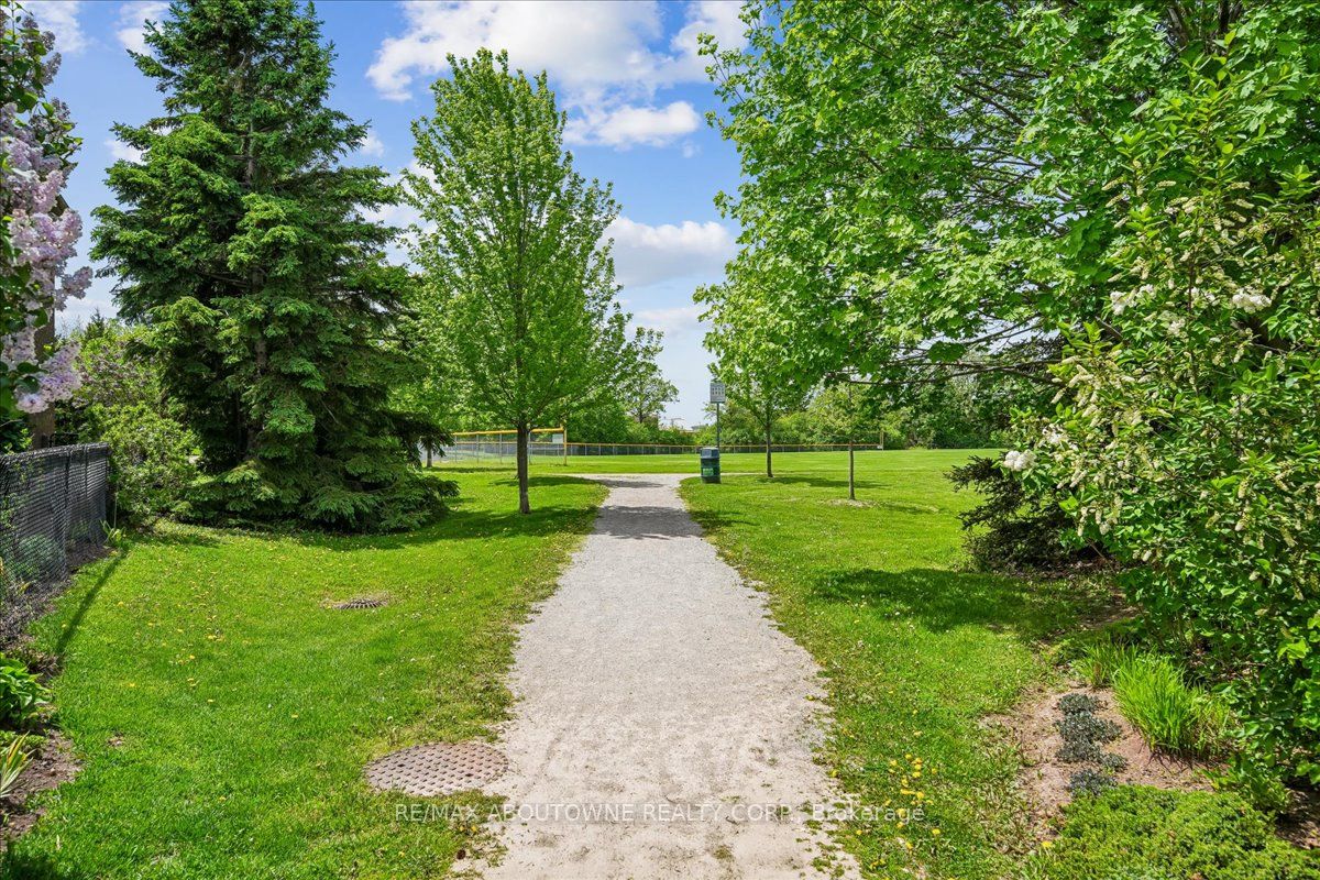1053 Old Oak Drive, Oakville ‣ W13238450 1053 Old Oak Drive, Oakville ‣ W13238450
