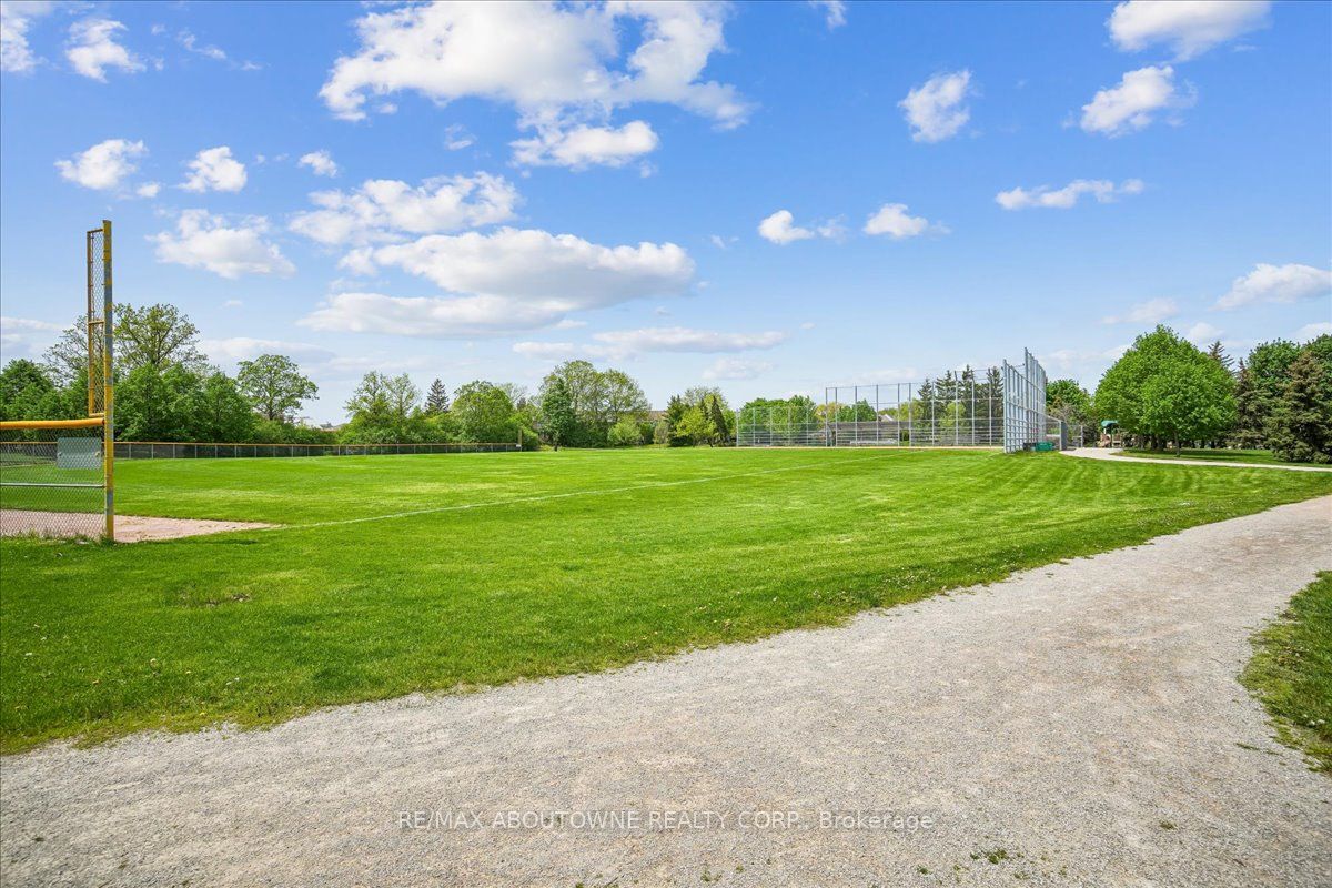 1053 Old Oak Drive, Oakville ‣ W13238450 1053 Old Oak Drive, Oakville ‣ W13238450