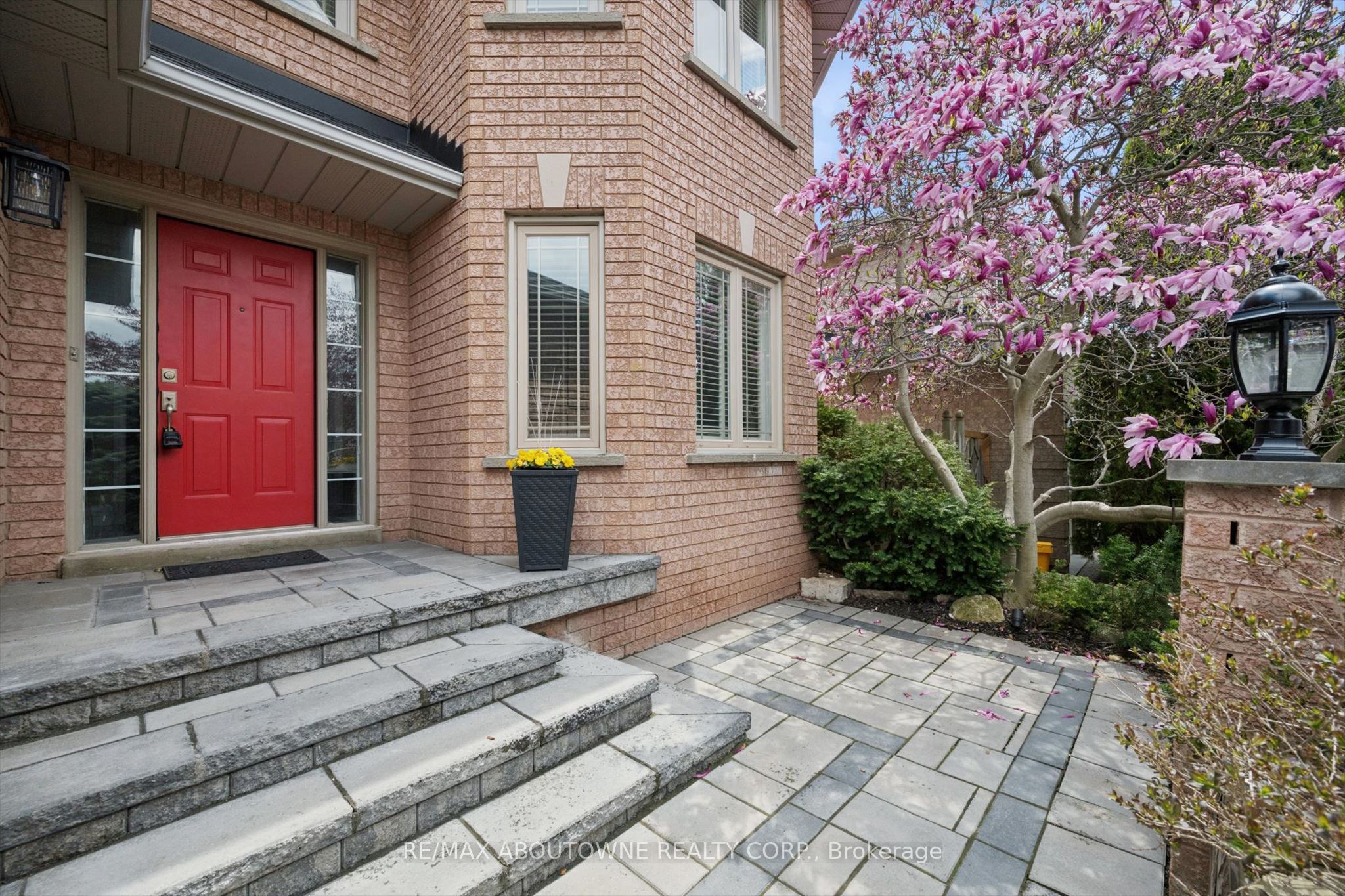 154 Howell Road, Oakville ‣ W13427740 154 Howell Road, Oakville ‣ W13427740