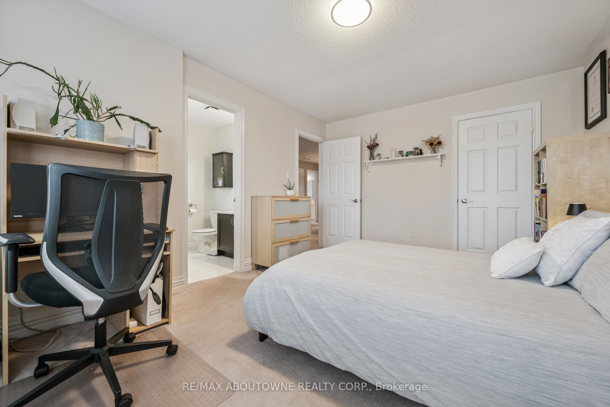154 Howell Road, Oakville ‣ W13427740 154 Howell Road, Oakville ‣ W13427740