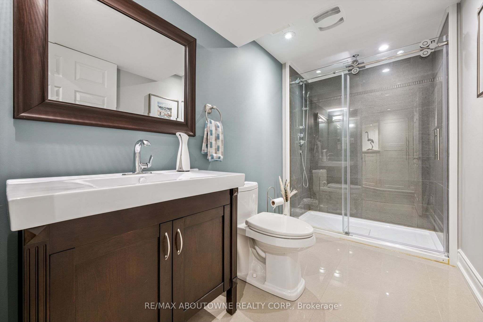 154 Howell Road, Oakville ‣ W13427740 154 Howell Road, Oakville ‣ W13427740