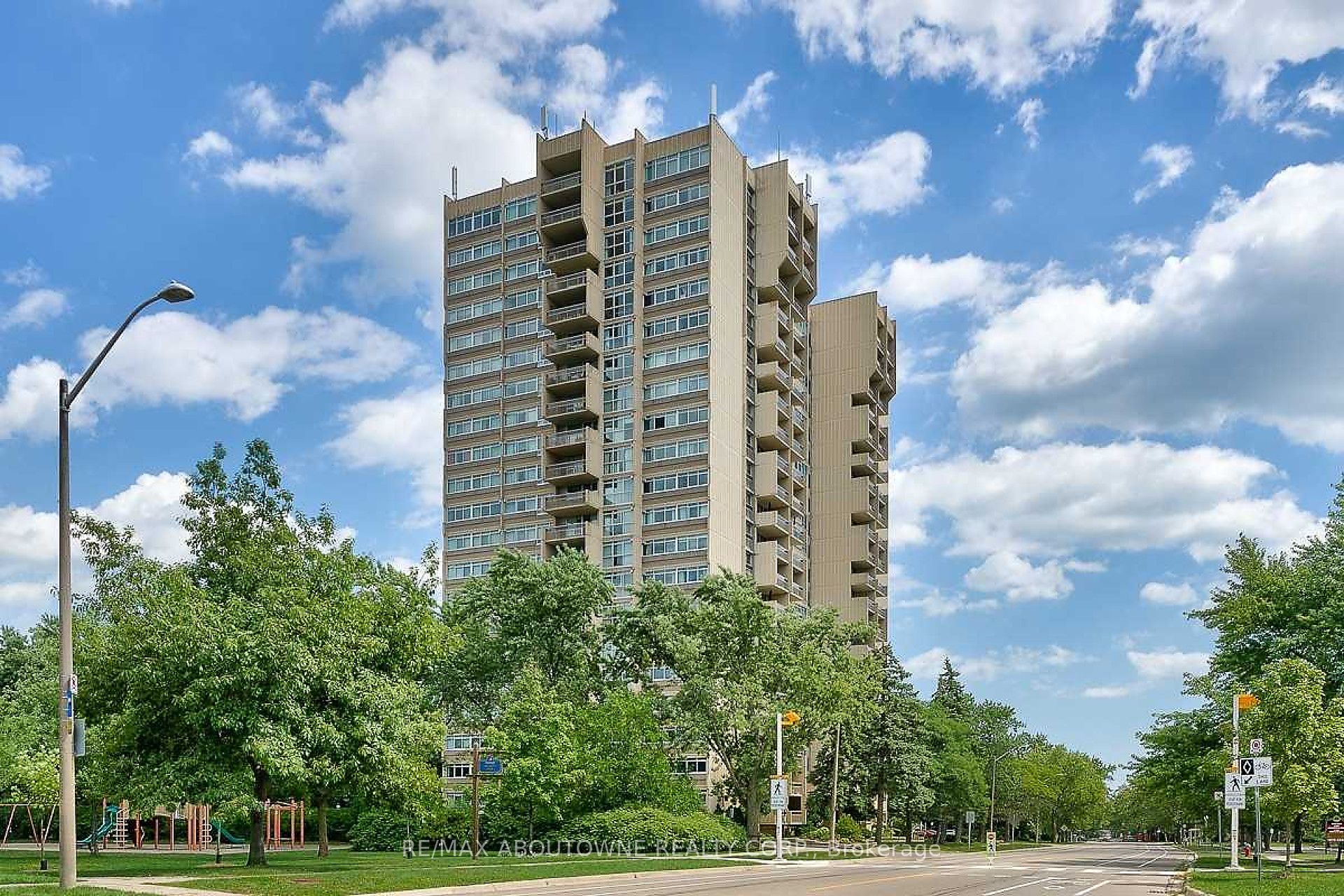 7 – 1359 White Oaks Boulevard, Oakville