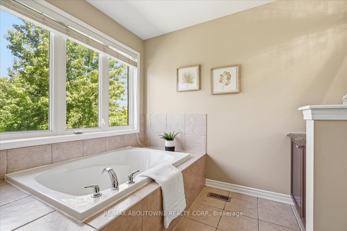 2383 Calloway Drive, Oakville ‣ W13444528 2383 Calloway Drive, Oakville ‣ W13444528
