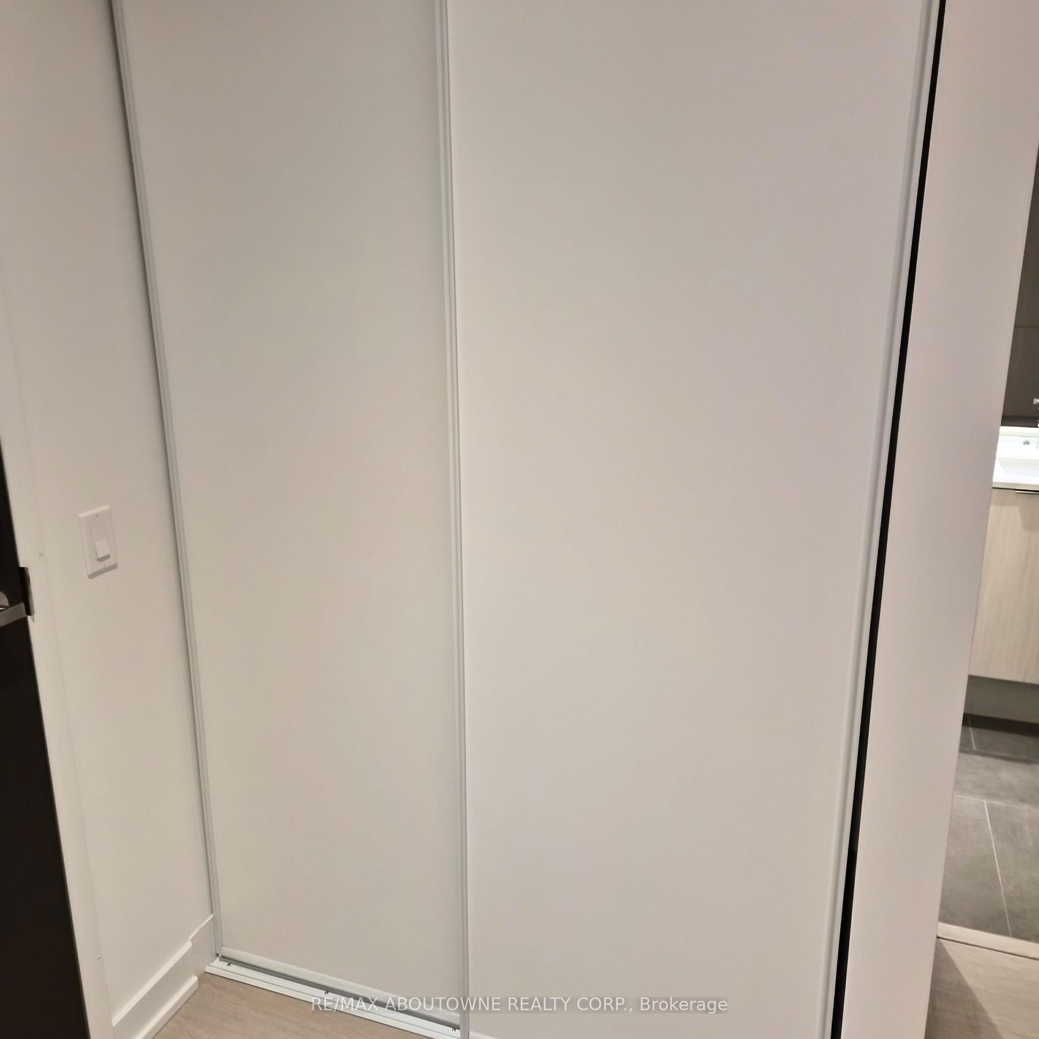 319 – 448 Burnhamthorpe Road, Mississauga