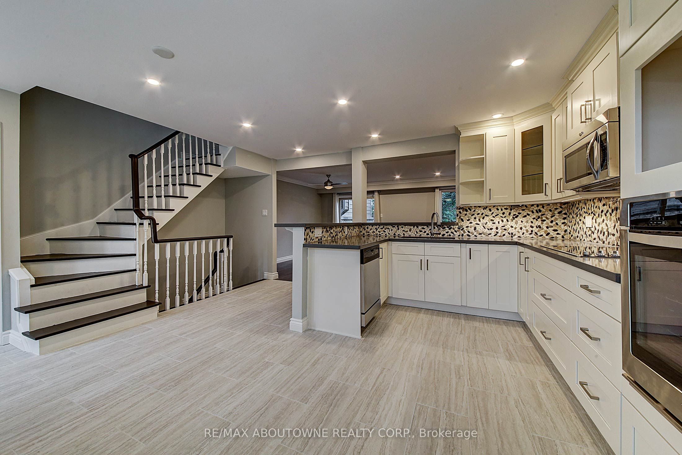 2353 Marine Drive, Oakville ‣ W13455486 2353 Marine Drive, Oakville ‣ W13455486