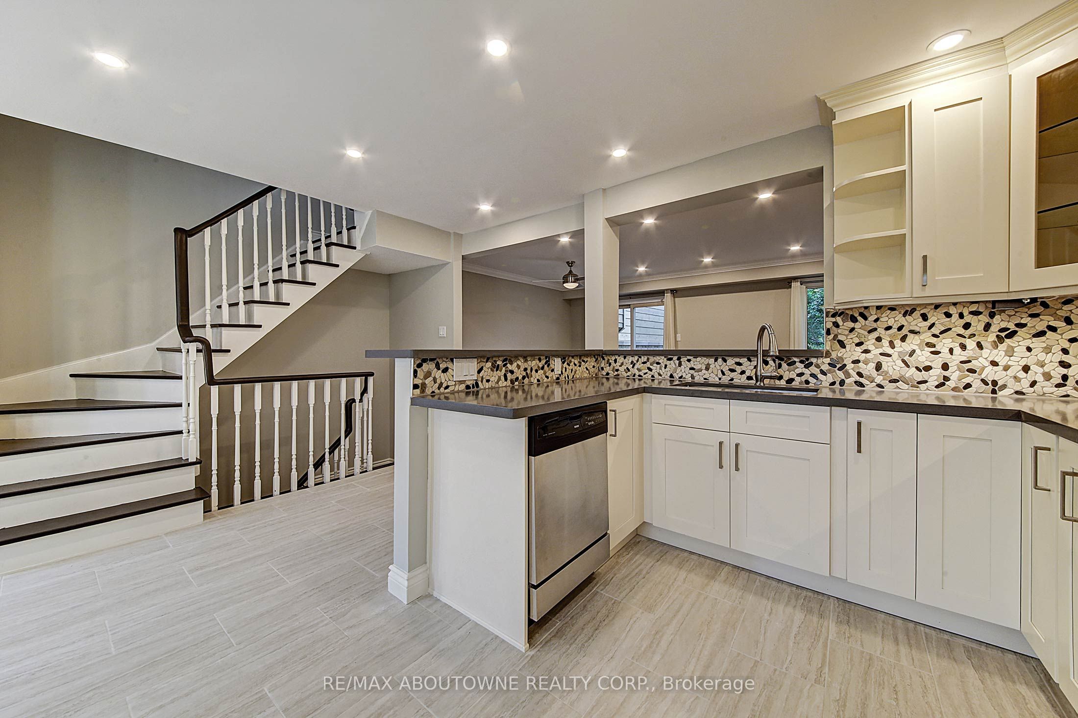 2353 Marine Drive, Oakville ‣ W13455486 2353 Marine Drive, Oakville ‣ W13455486