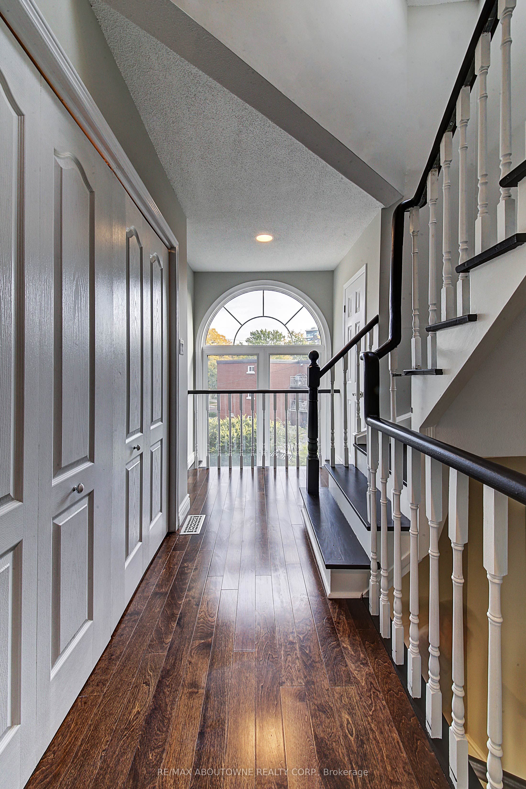 2353 Marine Drive, Oakville ‣ W13455486 2353 Marine Drive, Oakville ‣ W13455486
