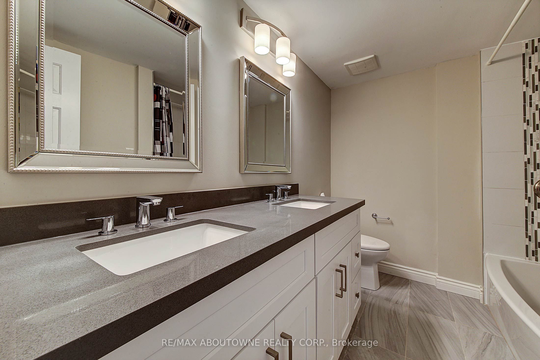 2353 Marine Drive, Oakville ‣ W13455486 2353 Marine Drive, Oakville ‣ W13455486