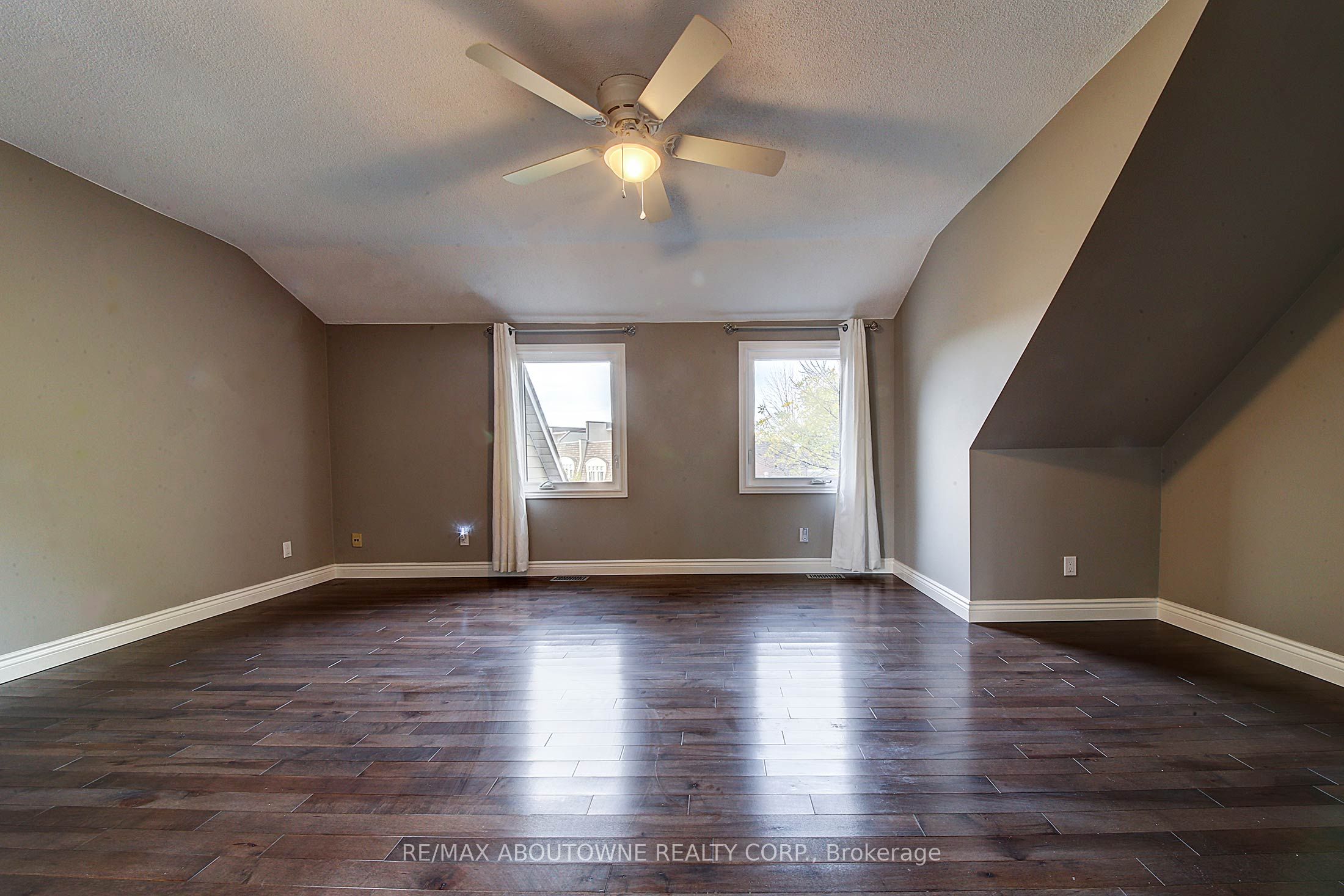 2353 Marine Drive, Oakville ‣ W13455486 2353 Marine Drive, Oakville ‣ W13455486