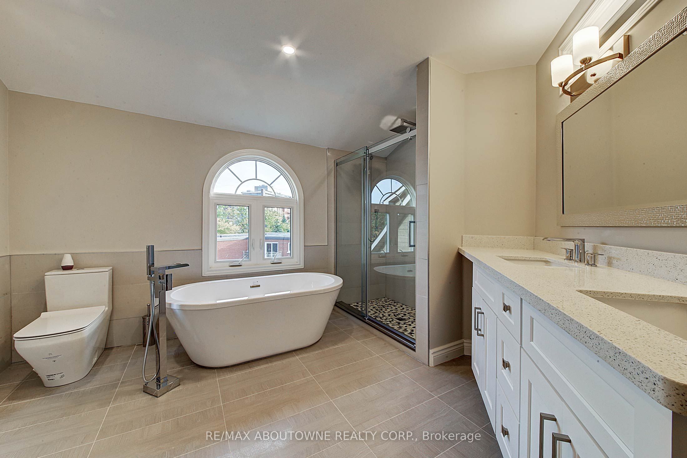 2353 Marine Drive, Oakville ‣ W13455486 2353 Marine Drive, Oakville ‣ W13455486