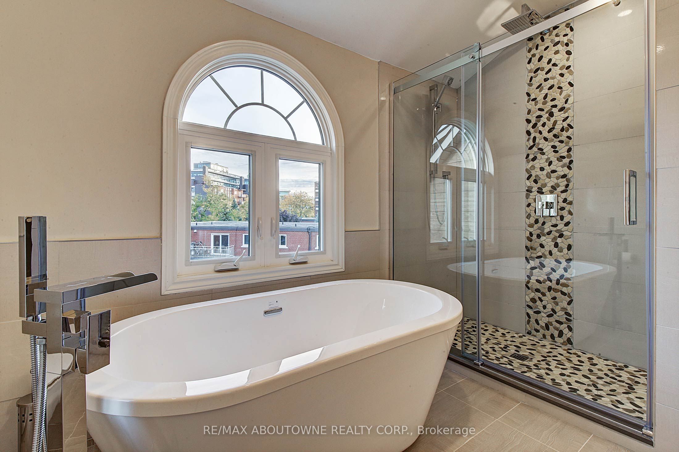2353 Marine Drive, Oakville ‣ W13455486 2353 Marine Drive, Oakville ‣ W13455486