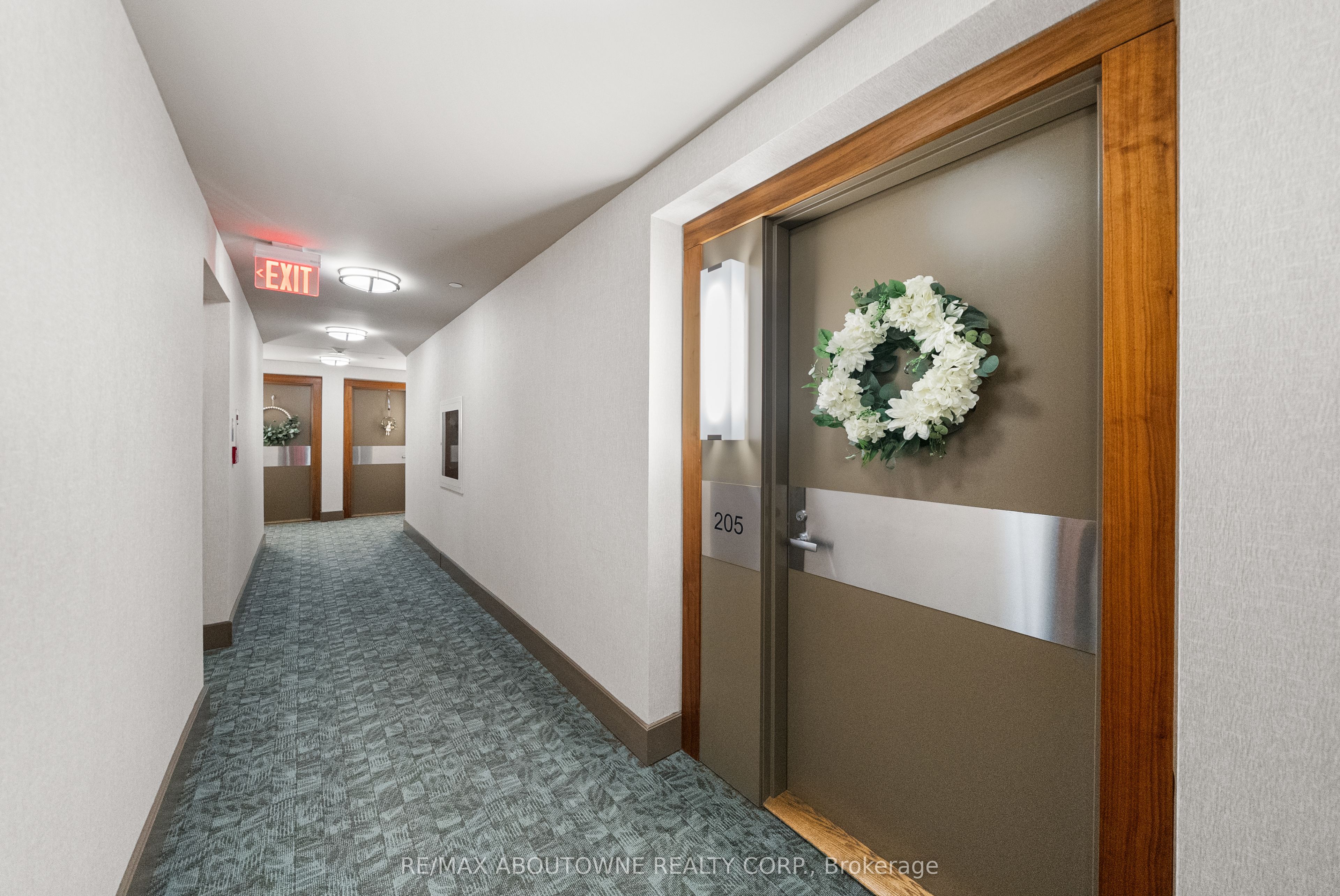 5 – 3500 Lakeshore Road, Oakville ‣ W13455778 5 – 3500 Lakeshore Road, Oakville ‣ W13455778