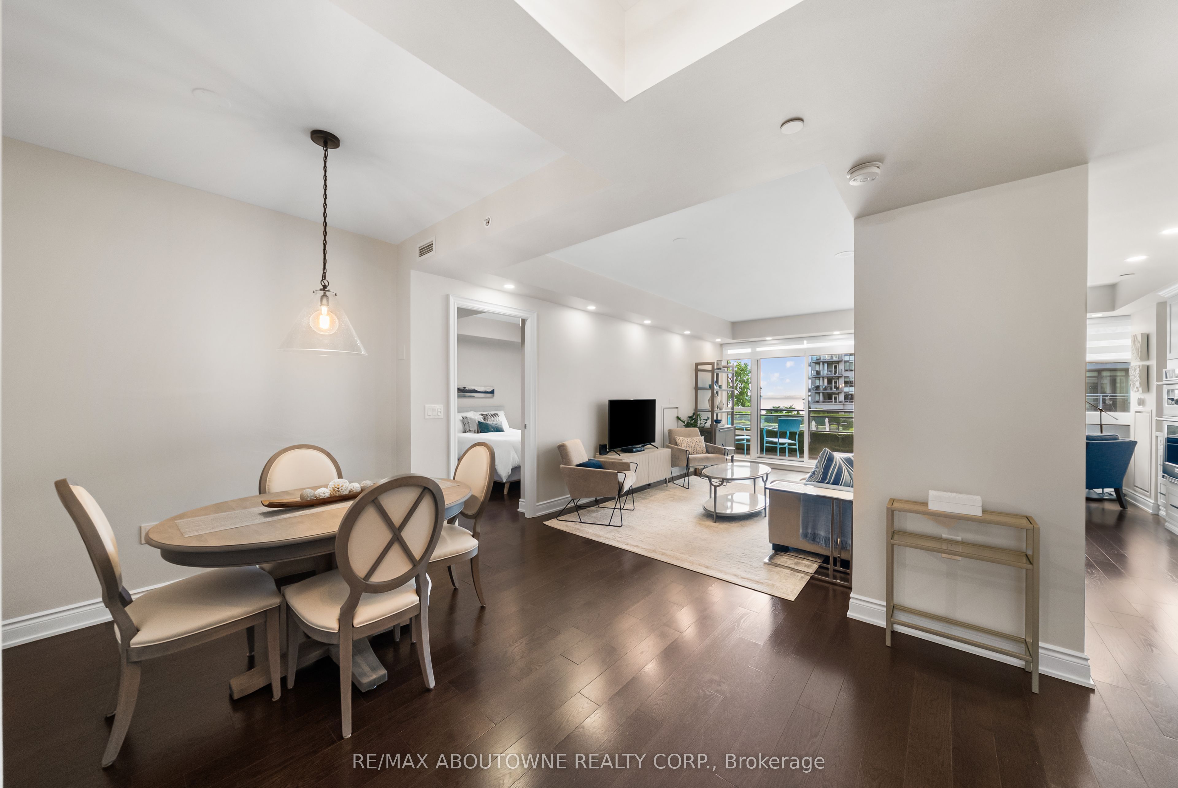5 – 3500 Lakeshore Road, Oakville ‣ W13455778 5 – 3500 Lakeshore Road, Oakville ‣ W13455778