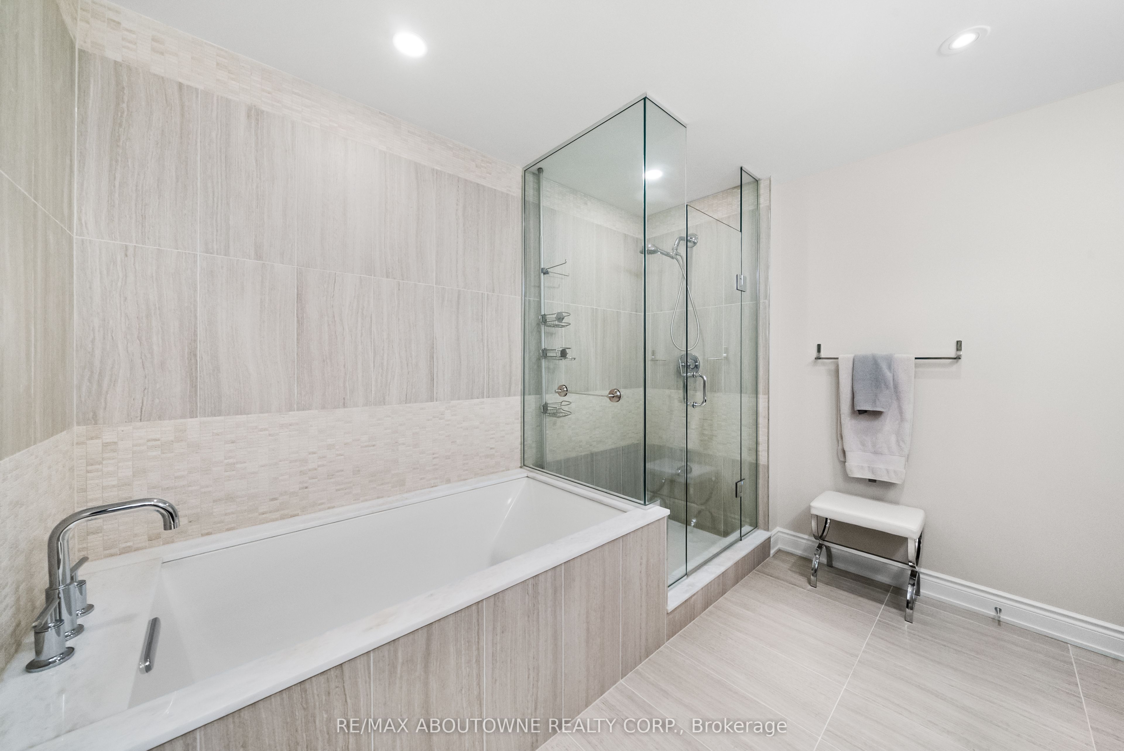 5 – 3500 Lakeshore Road, Oakville ‣ W13455778 5 – 3500 Lakeshore Road, Oakville ‣ W13455778