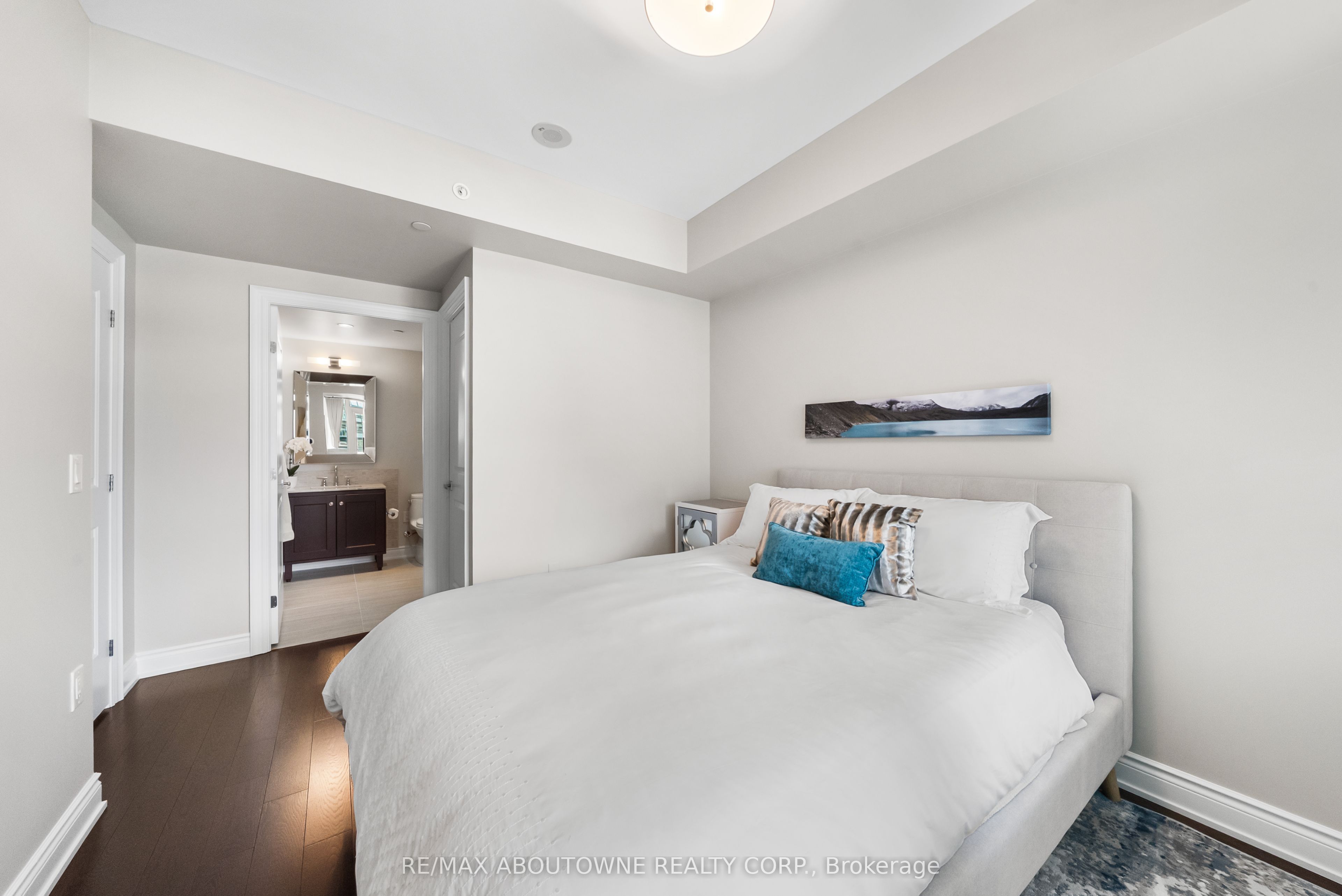 5 – 3500 Lakeshore Road, Oakville ‣ W13455778 5 – 3500 Lakeshore Road, Oakville ‣ W13455778