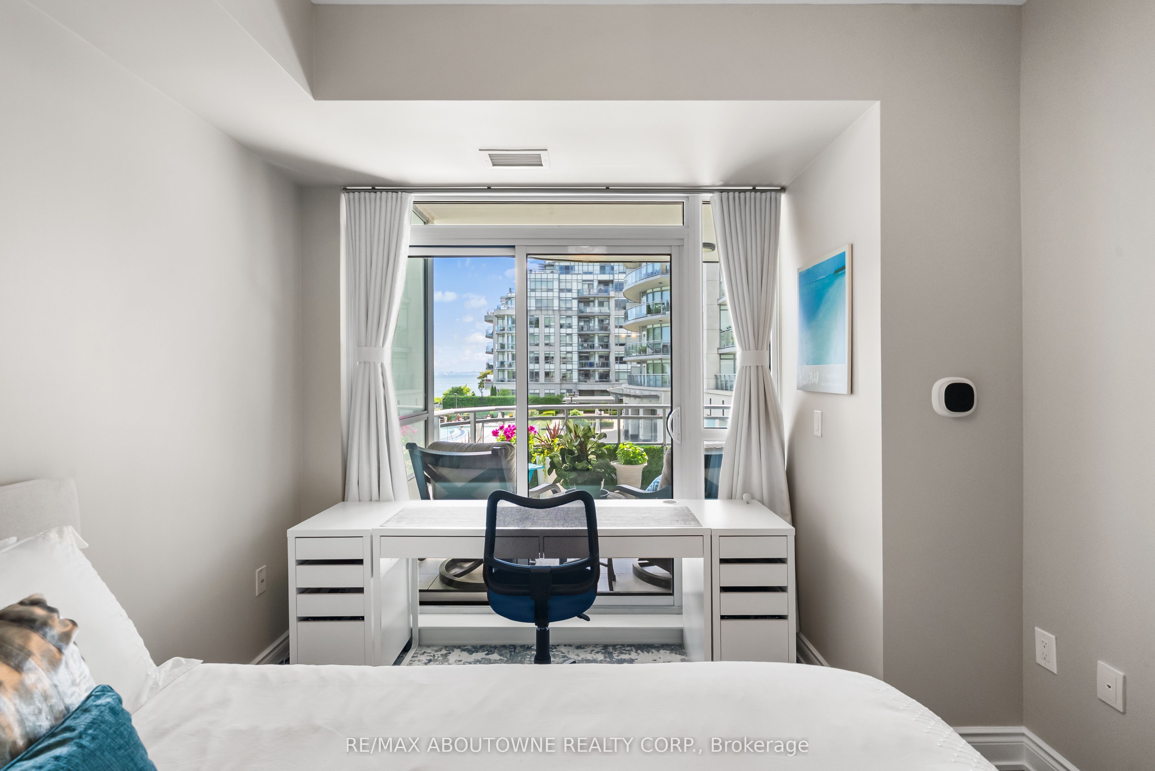 5 – 3500 Lakeshore Road, Oakville ‣ W13455778 5 – 3500 Lakeshore Road, Oakville ‣ W13455778