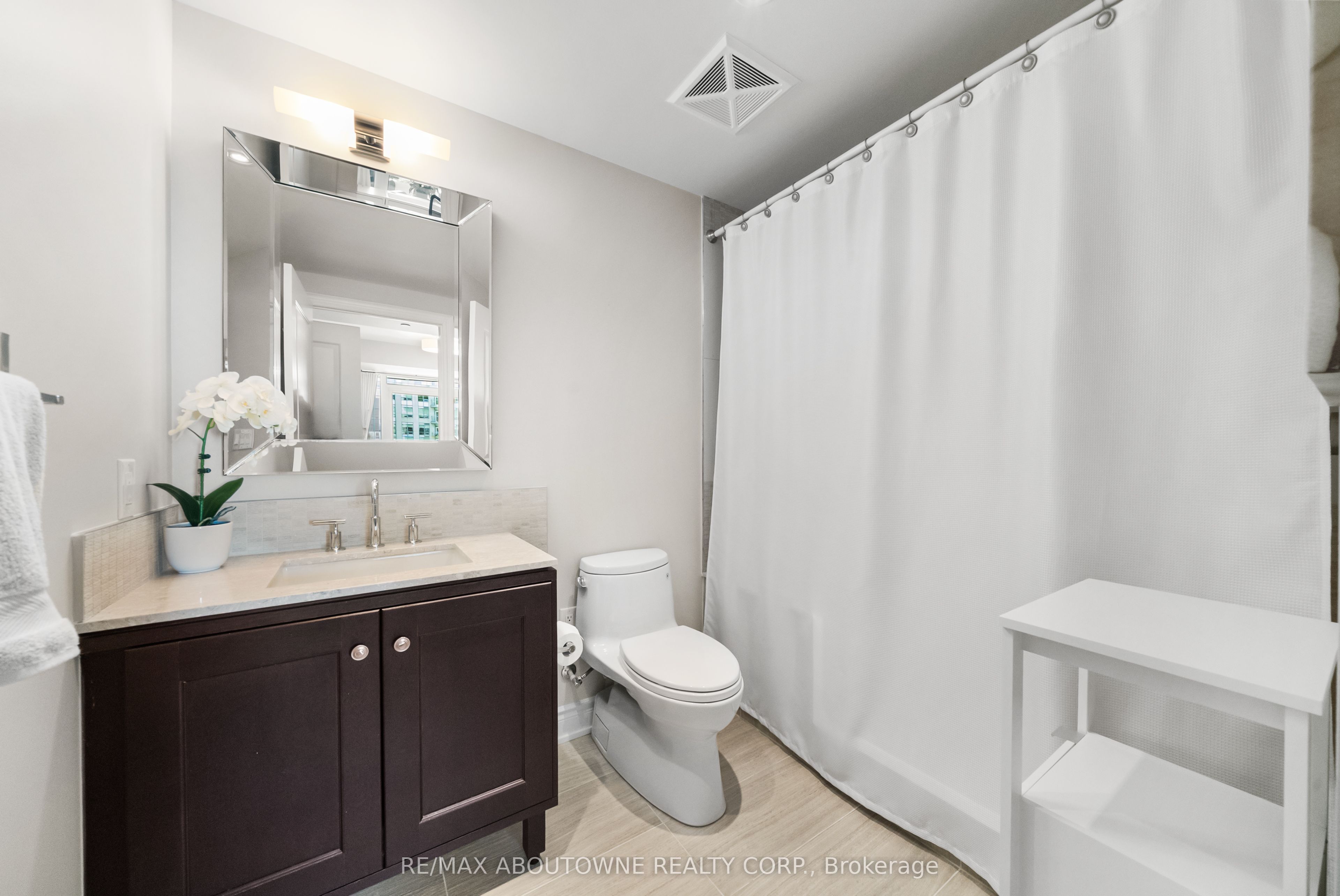 5 – 3500 Lakeshore Road, Oakville ‣ W13455778 5 – 3500 Lakeshore Road, Oakville ‣ W13455778
