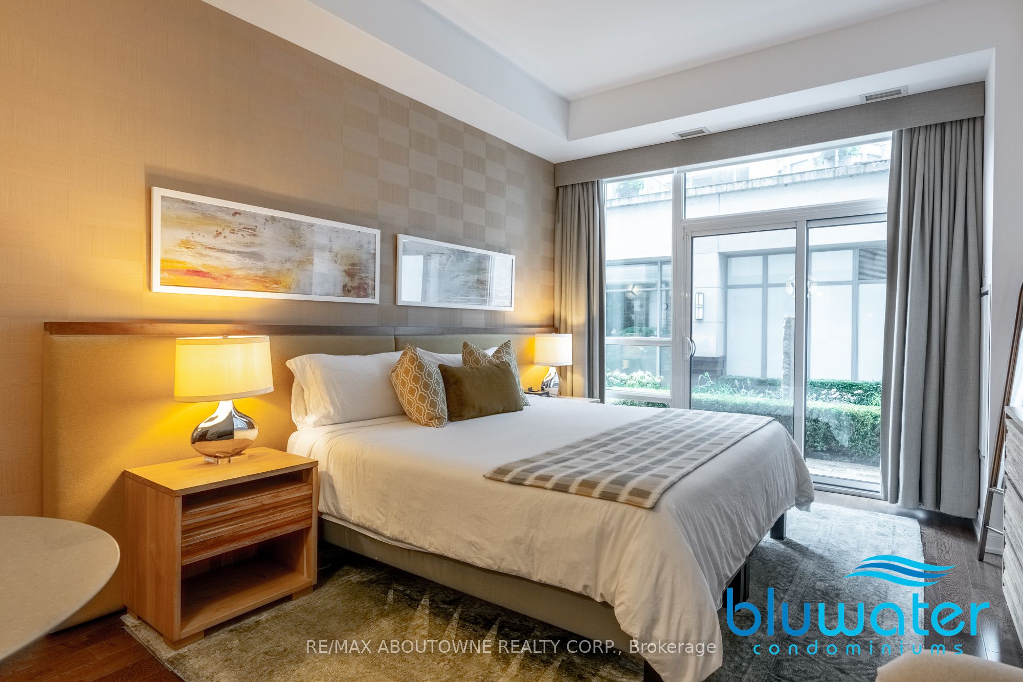 5 – 3500 Lakeshore Road, Oakville ‣ W13455778 5 – 3500 Lakeshore Road, Oakville ‣ W13455778