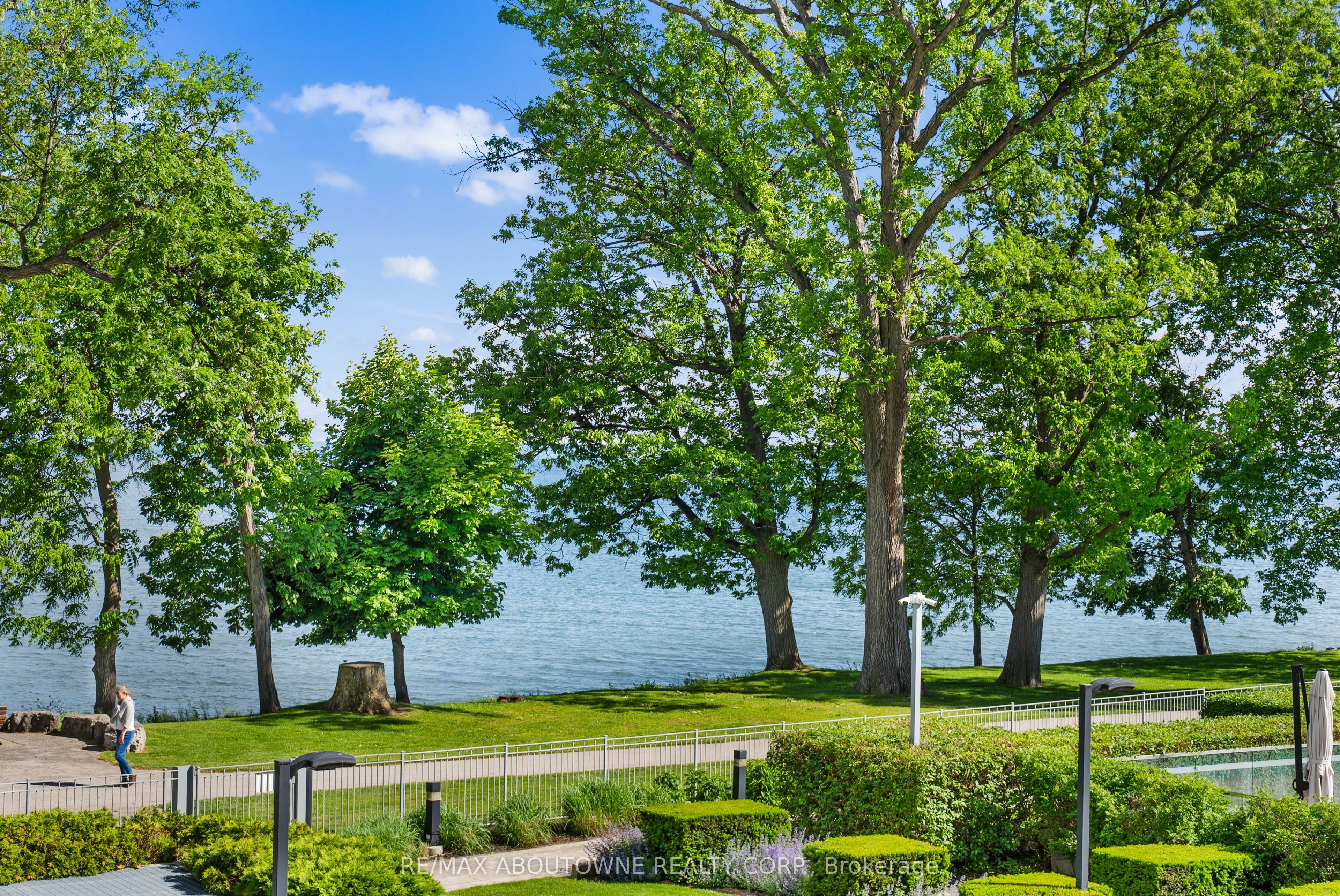 5 – 3500 Lakeshore Road, Oakville ‣ W13455778 5 – 3500 Lakeshore Road, Oakville ‣ W13455778