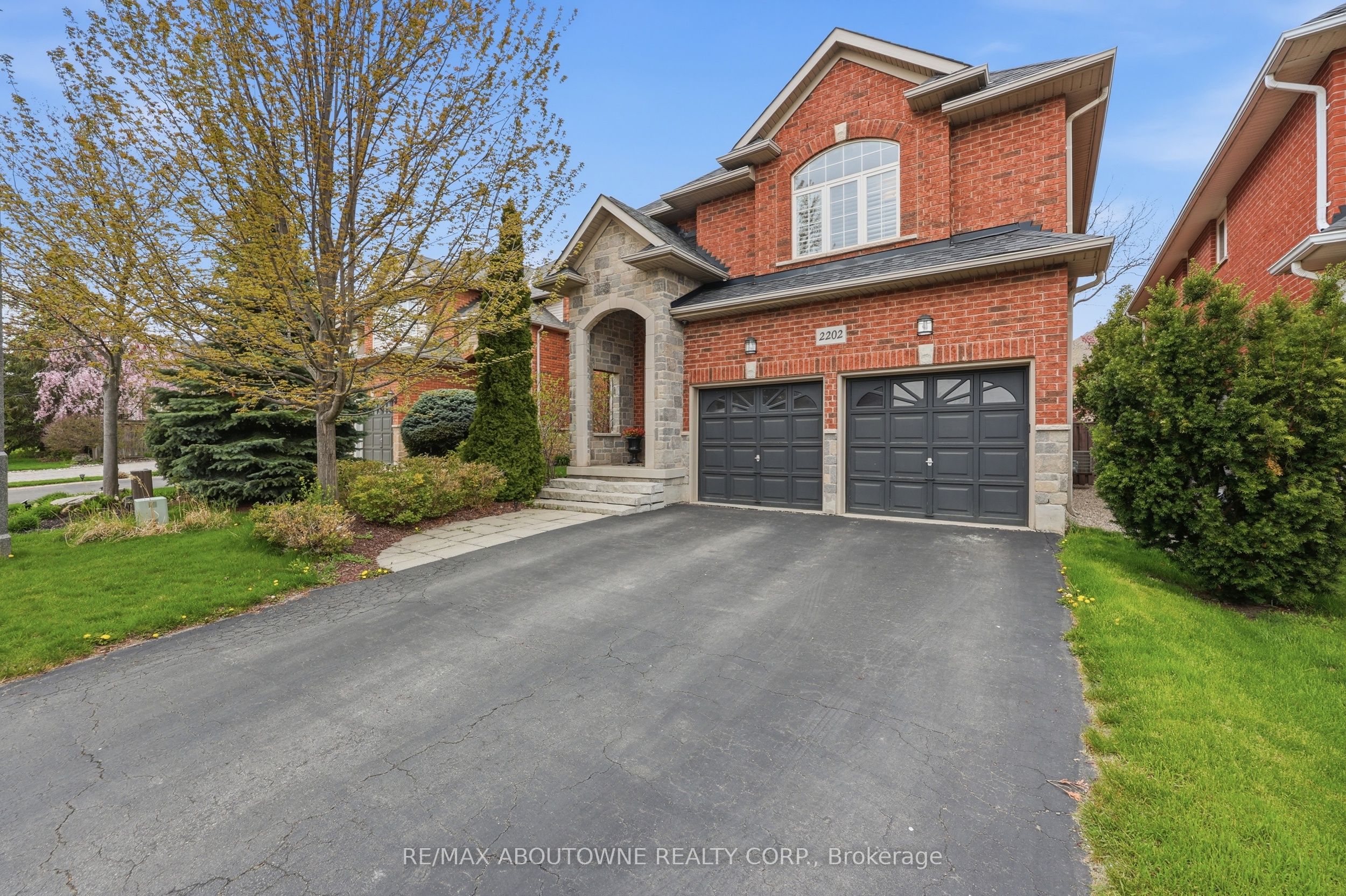 2202 Brookhaven Crescent, Oakville ‣ W13466166 2202 Brookhaven Crescent, Oakville ‣ W13466166