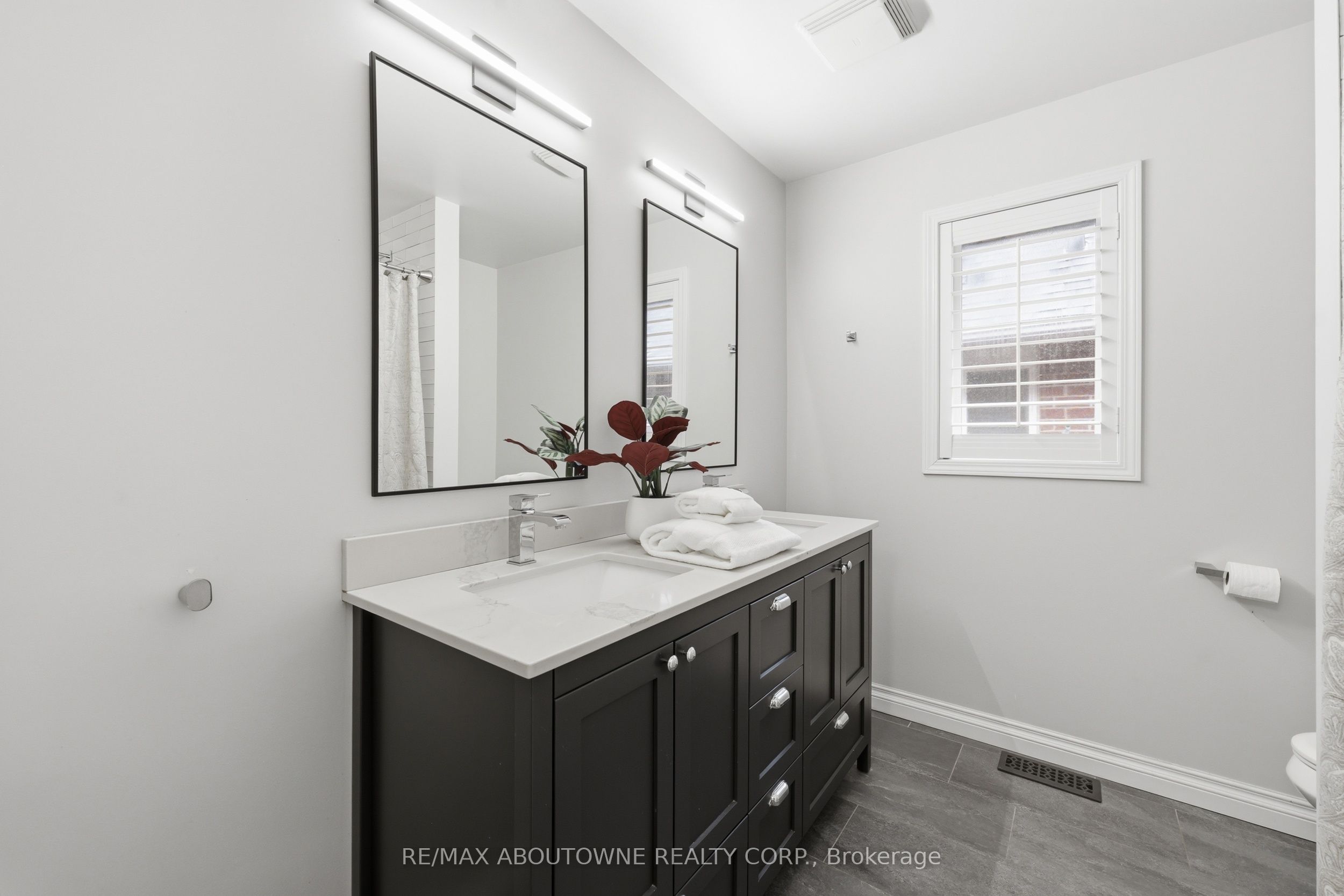 2202 Brookhaven Crescent, Oakville ‣ W13466166 2202 Brookhaven Crescent, Oakville ‣ W13466166